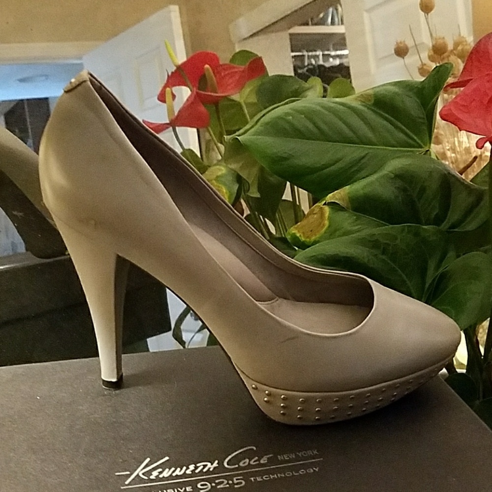 Gorgeous Kenneth Cole 9-2-5  pumps
